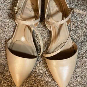 Flat beige shoes in good conditions